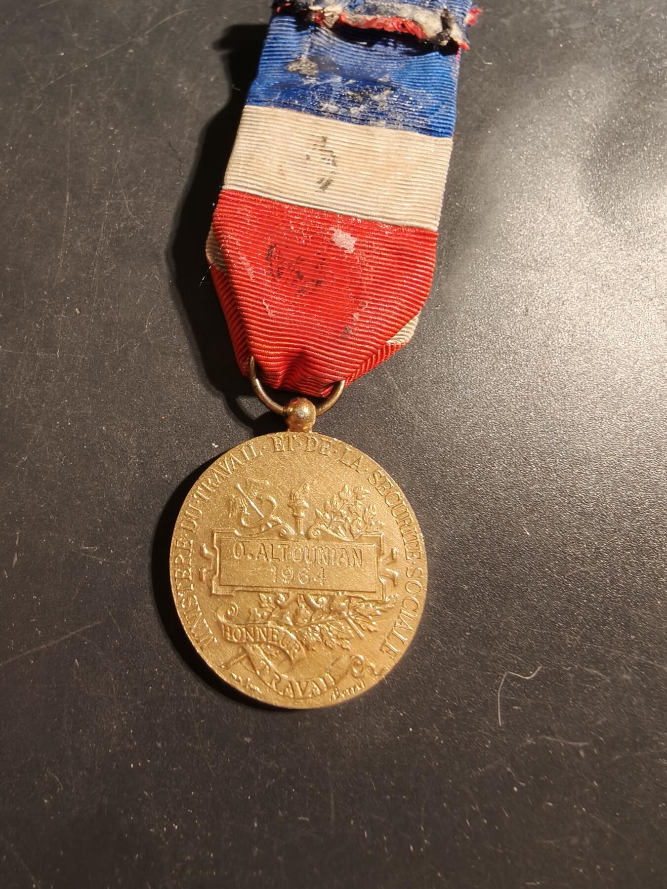 老王徽章第176期 法国金级劳工奖章   1964年    950银镀金     13.2g