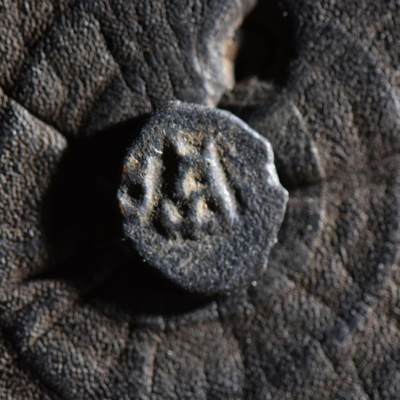 【良泉】【春节前最后一场】2月5日晚19.30点开拍！208组，本场结束后预存钱币的朋友请告知，将连同本场拍品一起邮寄，预祝诸位春节愉快！ - 【少见】公元前185-前160年【古印度】布色羯逻伐底城，三拱佛丘 1/8卡夏帕铜币，1.3克