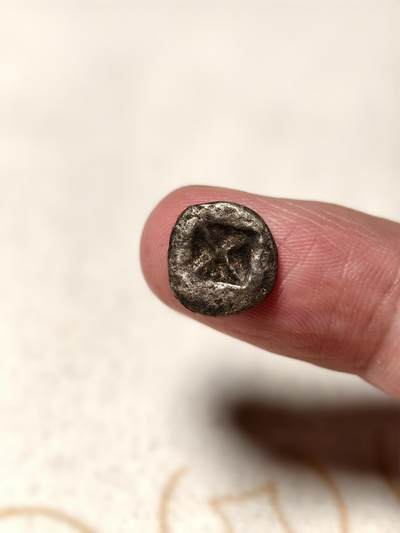 抚柳草堂-第七期章牌钱币 奖章勋章限时免佣 满百包邮 放漏专场 - 三佛齐王国末期至满者伯夷王国早期打制小银币 1.5g重正面有檀香花徽记，背面爪哇岛文，面值1 Unit或称Masa