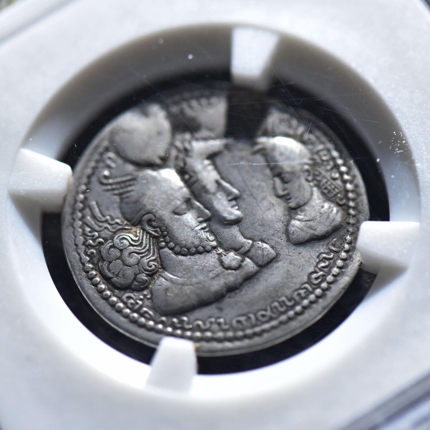 【良泉】【春节前最后一场】2月5日晚19.30点开拍！208组，本场结束后预存钱币的朋友请告知，将连同本场拍品一起邮寄，预祝诸位春节愉快！ 【藏家出品D】公元276-293年，波斯 萨珊帝国 瓦赫兰二世 国王、王后、王子“全家福” 一德拉克马 银币，4.03克