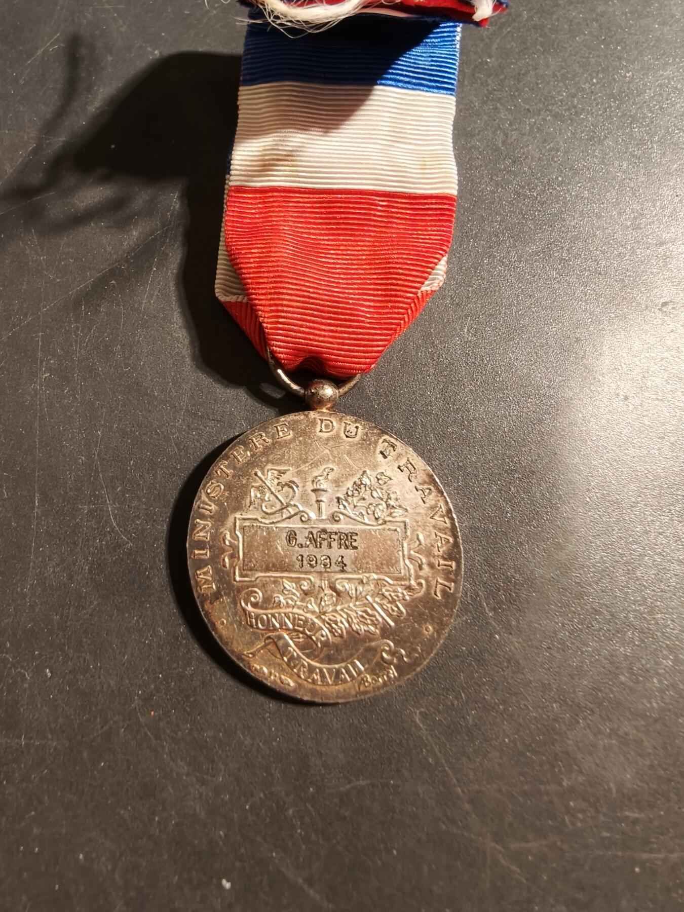 老王徽章第176期 法国金级劳工奖章    1984年   925银镀金    13.7g