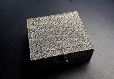 凡希社世界钱币微拍第三百十八期 - 1988中国熊猫50元大银含纯银5盎司附原厂螺钿木盒&证书，保存状态极佳。