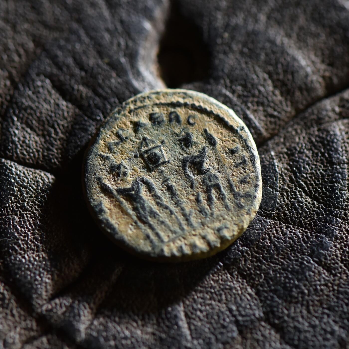 【良泉】【春节前最后一场】2月5日晚19.30点开拍！208组，本场结束后预存钱币的朋友请告知，将连同本场拍品一起邮寄，预祝诸位春节愉快！ 【少见版】公元333-335年【古罗马】君士坦斯，凯撒版“士兵军旗”铜币，埃及亚历山大港造币厂，1.78克