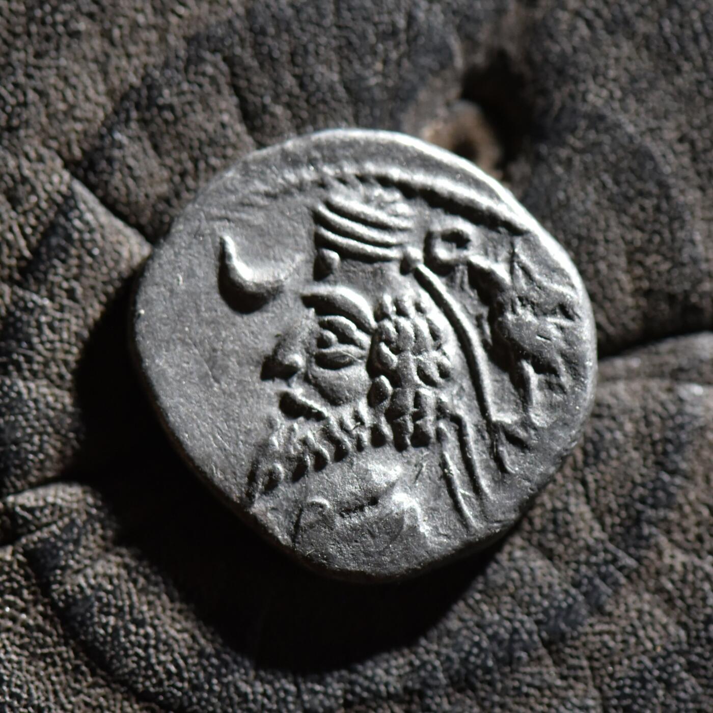 【良泉】【春节前最后一场】2月5日晚19.30点开拍！208组，本场结束后预存钱币的朋友请告知，将连同本场拍品一起邮寄，预祝诸位春节愉快！ 公元前2-公元4年【古波斯】帕提亚，弗拉特斯五世【小弗拉特斯（Phraataces）穆萨女王共治】，一德拉克马银币 ，3.63克