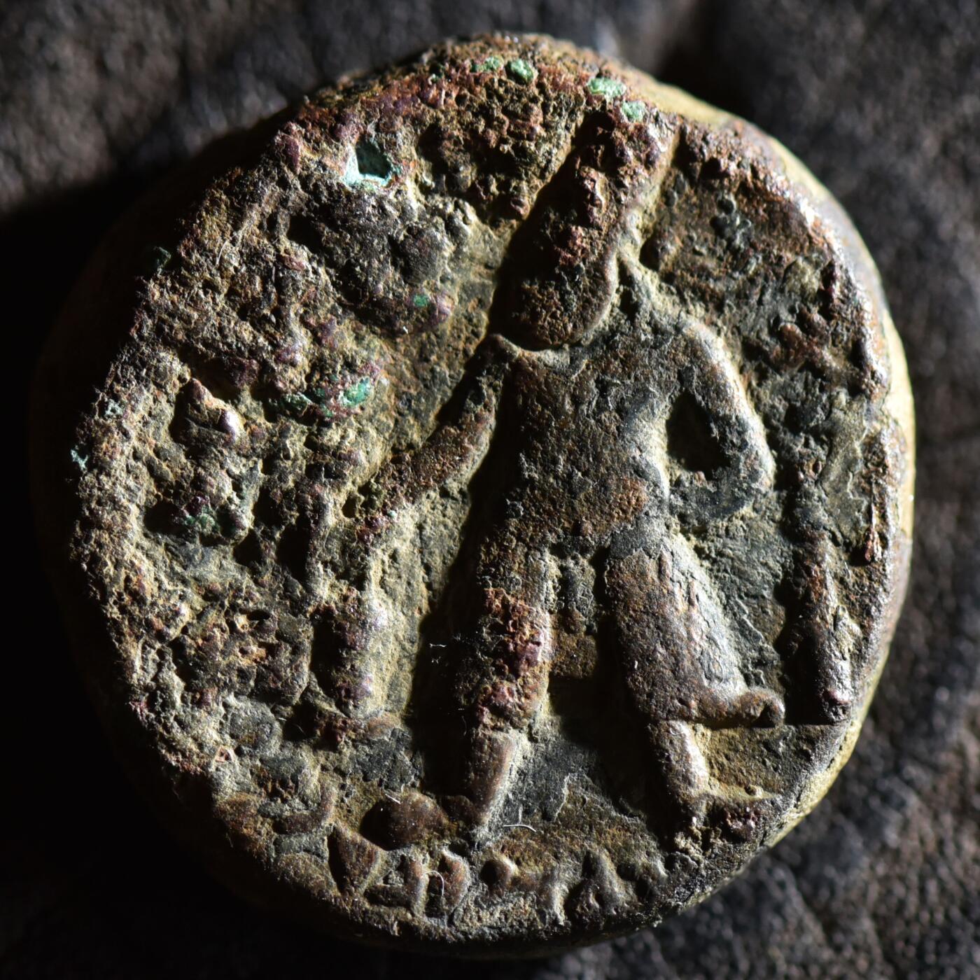 【良泉】【春节前最后一场】2月5日晚19.30点开拍！208组，本场结束后预存钱币的朋友请告知，将连同本场拍品一起邮寄，预祝诸位春节愉快！ 16.88克，公元100-128年【贵霜帝国】第三任国王，威玛·卡迪菲兹（阎膏珍）四德拉克马大铜币