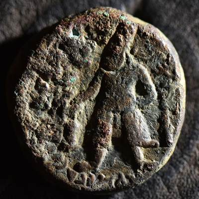 【良泉】【春节前最后一场】2月5日晚19.30点开拍！208组，本场结束后预存钱币的朋友请告知，将连同本场拍品一起邮寄，预祝诸位春节愉快！ - 16.88克，公元100-128年【贵霜帝国】第三任国王，威玛·卡迪菲兹（阎膏珍）四德拉克马大铜币