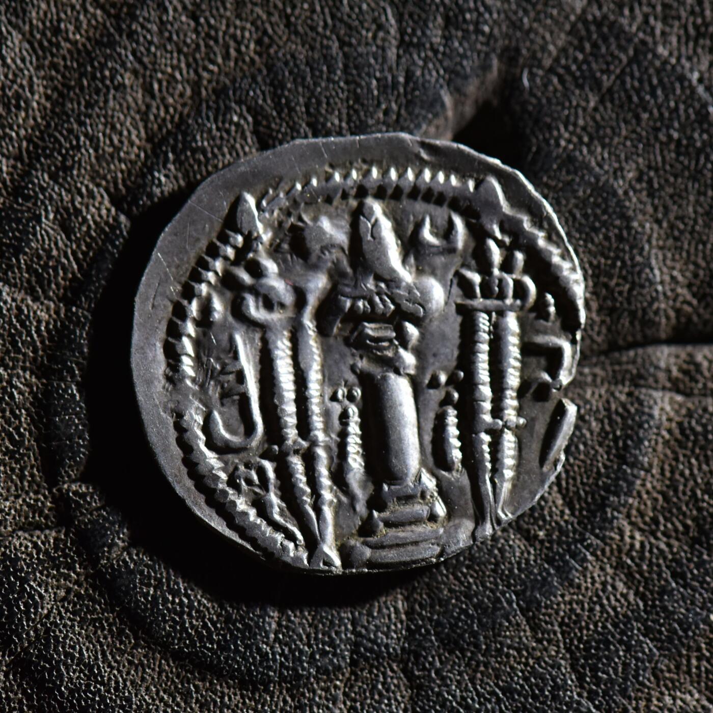 【良泉】【春节前最后一场】2月5日晚19.30点开拍！208组，本场结束后预存钱币的朋友请告知，将连同本场拍品一起邮寄，预祝诸位春节愉快！ 公元498-531年【波斯帝国】萨珊王朝，卡瓦德一世 第二次执政 一德拉克马剪边改伊斯兰第尔汗银币，2.48克