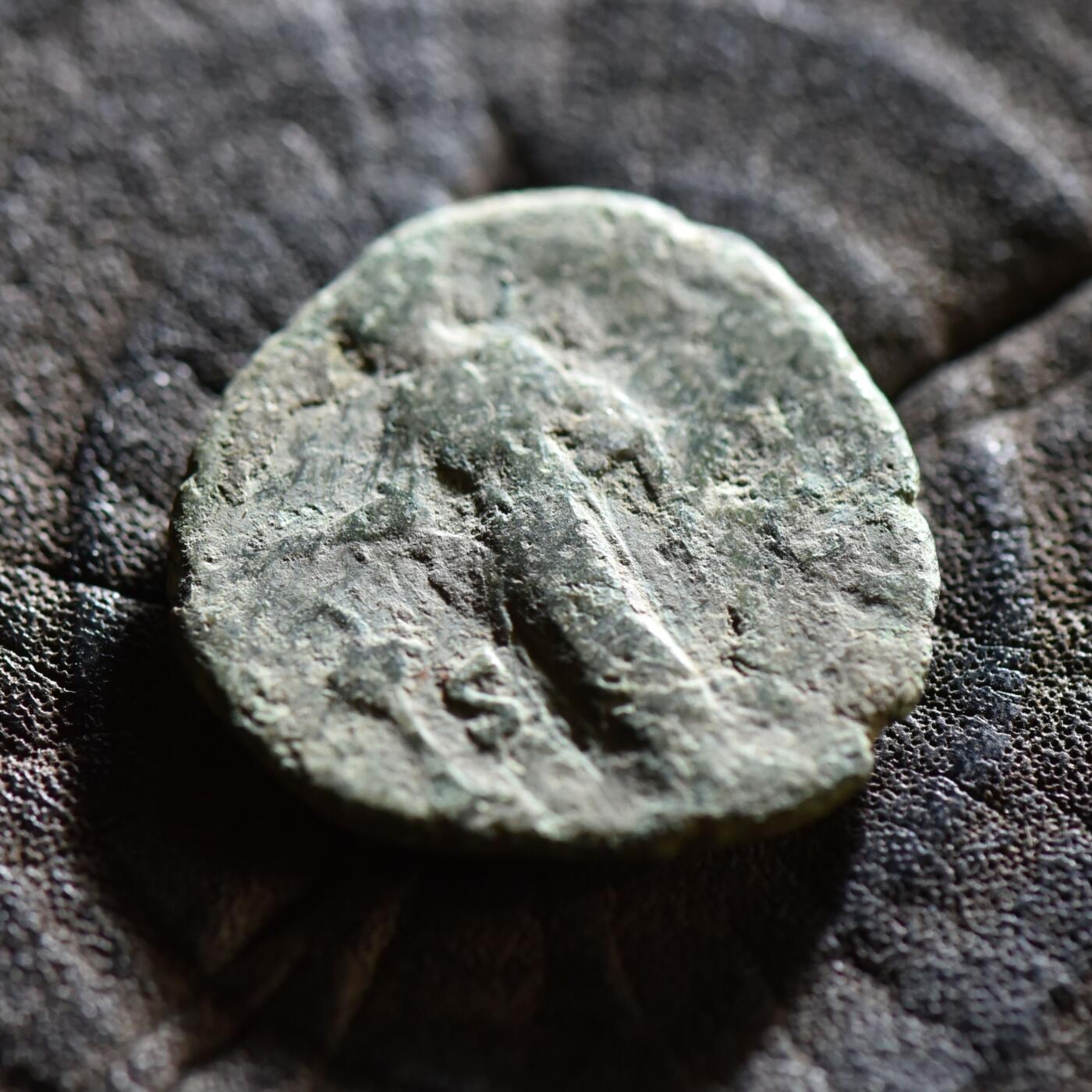 【良泉】【春节前最后一场】2月5日晚19.30点开拍！208组，本场结束后预存钱币的朋友请告知，将连同本场拍品一起邮寄，预祝诸位春节愉快！ 公元196年【古罗马】塞普提米乌斯·塞维鲁，皇帝，蒙面，身着托加长袍，站在祭坛前，阿斯铜币，5.7克