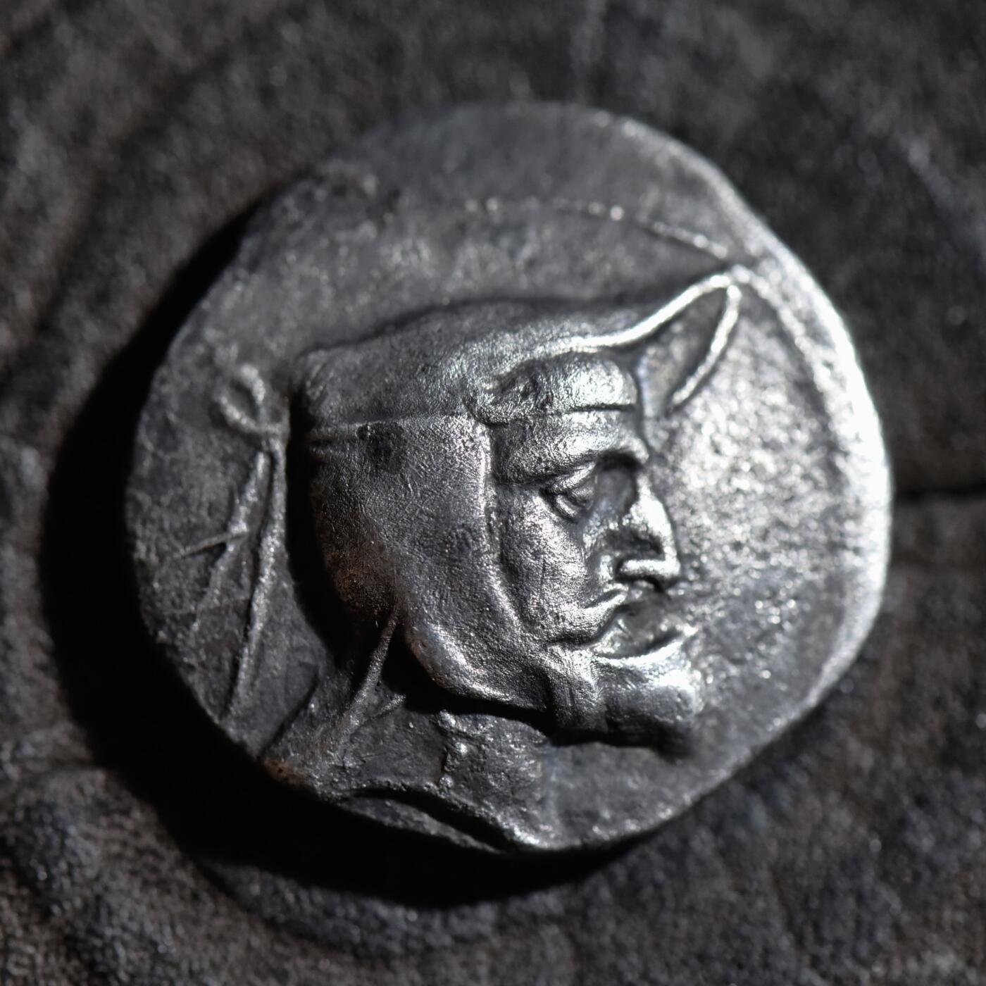 【良泉】【春节前最后一场】2月5日晚19.30点开拍！208组，本场结束后预存钱币的朋友请告知，将连同本场拍品一起邮寄，预祝诸位春节愉快！ 【藏家出品D】15.22克，珍稀罕见品种！波西斯王国，瓦德弗拉达德一世，公元前146-138年，四德拉克马碟形大银币，正面为带总督头巾和东方国王常用的束发带的瓦德弗拉达德一世，背面左侧为瓦德弗拉达德一世站像，上手抬起，向中央的火神庙祈祷，火神庙上方为有翼的阿胡拉·玛兹达。右侧为神幡。周围为 阿拉米语铭文译为“瓦德弗拉达德，众神的弗拉塔拉卡”。