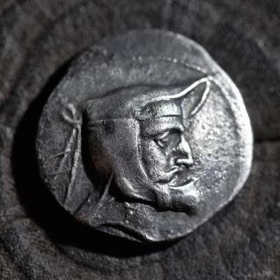 【良泉】【春节前最后一场】2月5日晚19.30点开拍！208组，本场结束后预存钱币的朋友请告知，将连同本场拍品一起邮寄，预祝诸位春节愉快！ - 【藏家出品D】15.22克，珍稀罕见品种！波西斯王国，瓦德弗拉达德一世，公元前146-138年，四德拉克马碟形大银币，正面为带总督头巾和东方国王常用的束发带的瓦德弗拉达德一世，背面左侧为瓦德弗拉达德一世站像，上手抬起，向中央的火神庙祈祷，火神庙上方为有翼的阿胡拉·玛兹达。右侧为神幡。周围为 阿拉米语铭文译为“瓦德弗拉达德，众神的弗拉塔拉卡”。