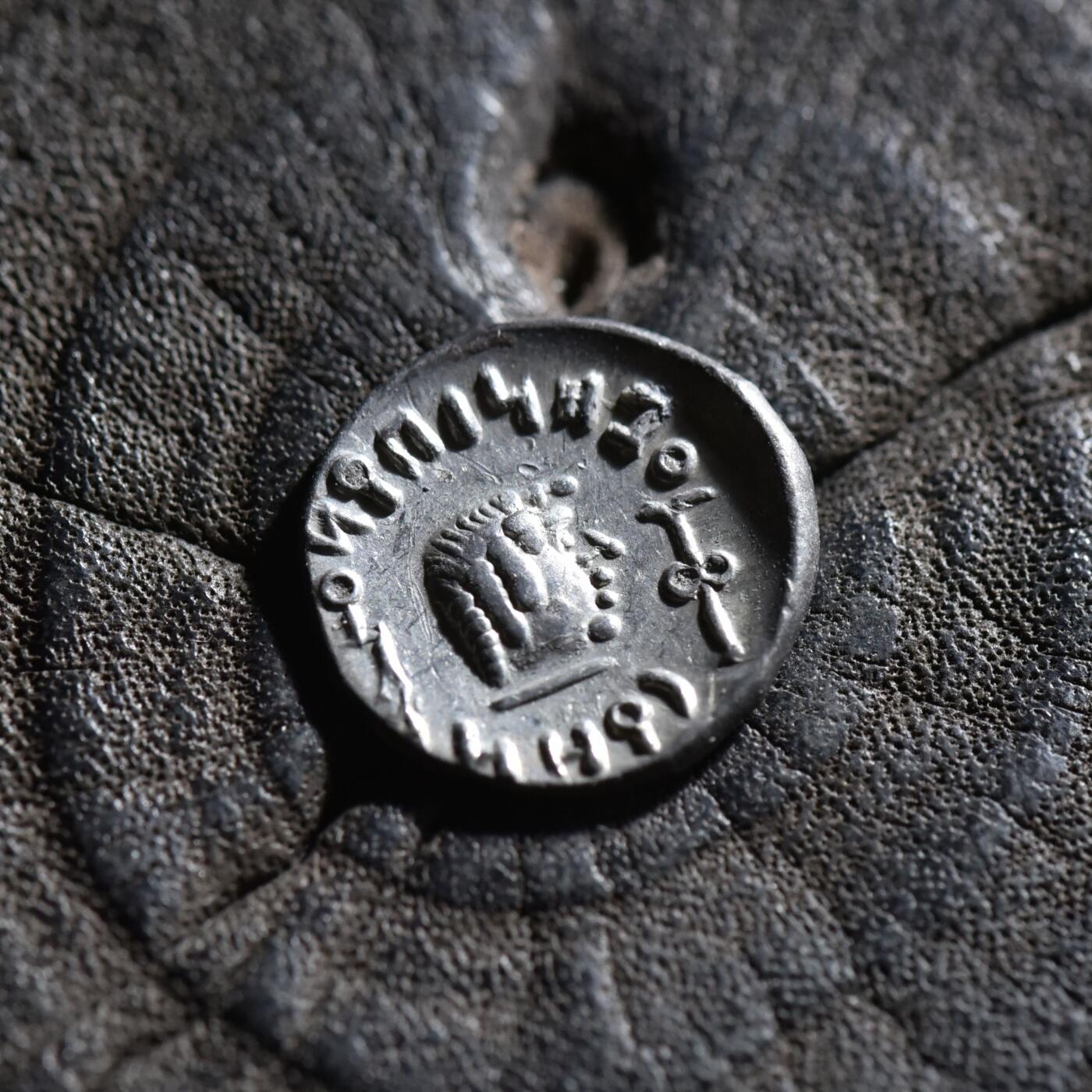 【良泉】【春节前最后一场】2月5日晚19.30点开拍！208组，本场结束后预存钱币的朋友请告知，将连同本场拍品一起邮寄，预祝诸位春节愉快！ 【极美品】公元100-120年【南阿拉伯半岛】萨巴和希木叶尔王国，阿姆丹王，1标准银币，1.46克