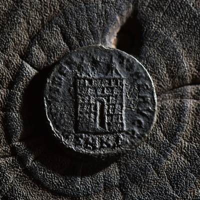 【良泉】【春节前最后一场】2月5日晚19.30点开拍！208组，本场结束后预存钱币的朋友请告知，将连同本场拍品一起邮寄，预祝诸位春节愉快！ - 公元324-326年【古罗马】君士坦丁大帝“军塔营门”铜币，基齐库斯造币厂打制，2.46克