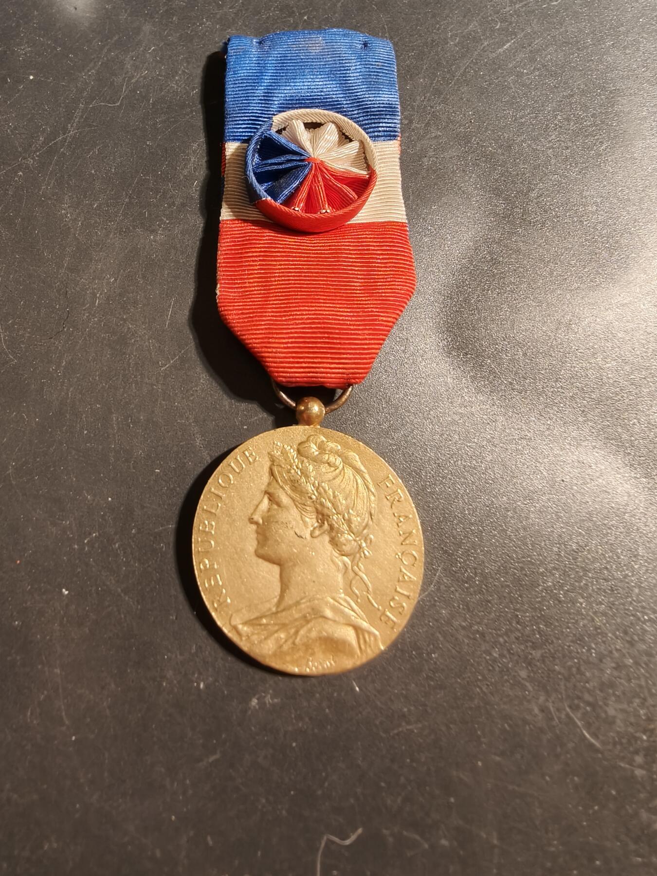 老王徽章第176期 法国金级劳工奖章   1964年    950银镀金     13.2g