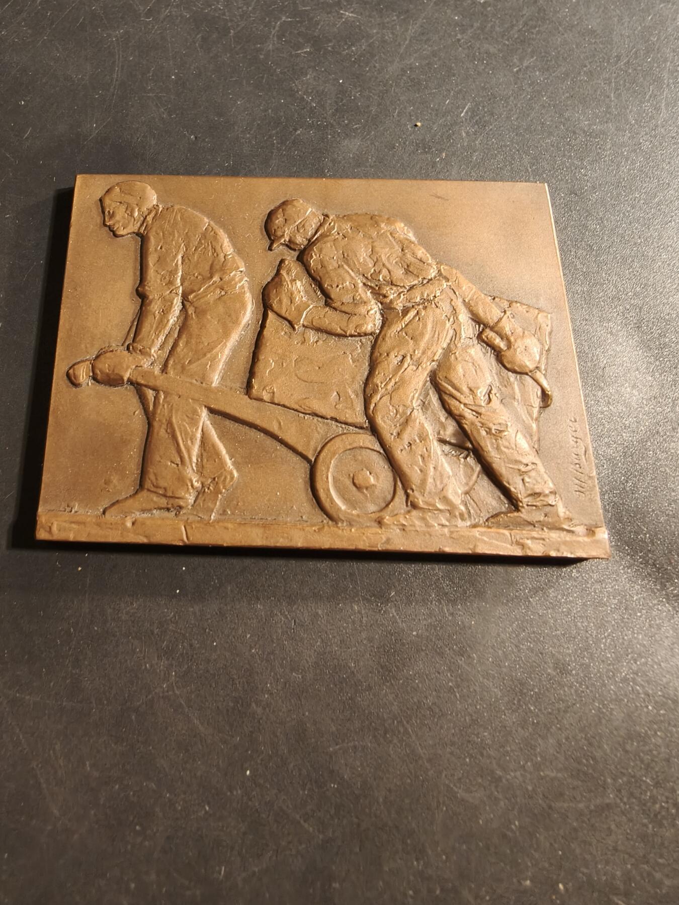 老王徽章第176期 法国鲁昂地区建筑和公共工程雇主协会方形大铜章     原盒     尺寸69×54mm     重量140g