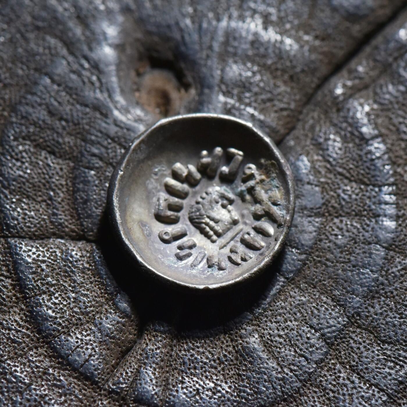 【良泉】【春节前最后一场】2月5日晚19.30点开拍！208组，本场结束后预存钱币的朋友请告知，将连同本场拍品一起邮寄，预祝诸位春节愉快！ 【极美品】【碟形】公元100-120年【南阿拉伯半岛】萨巴和希木叶尔王国，阿姆丹王1标准银币，1.42克