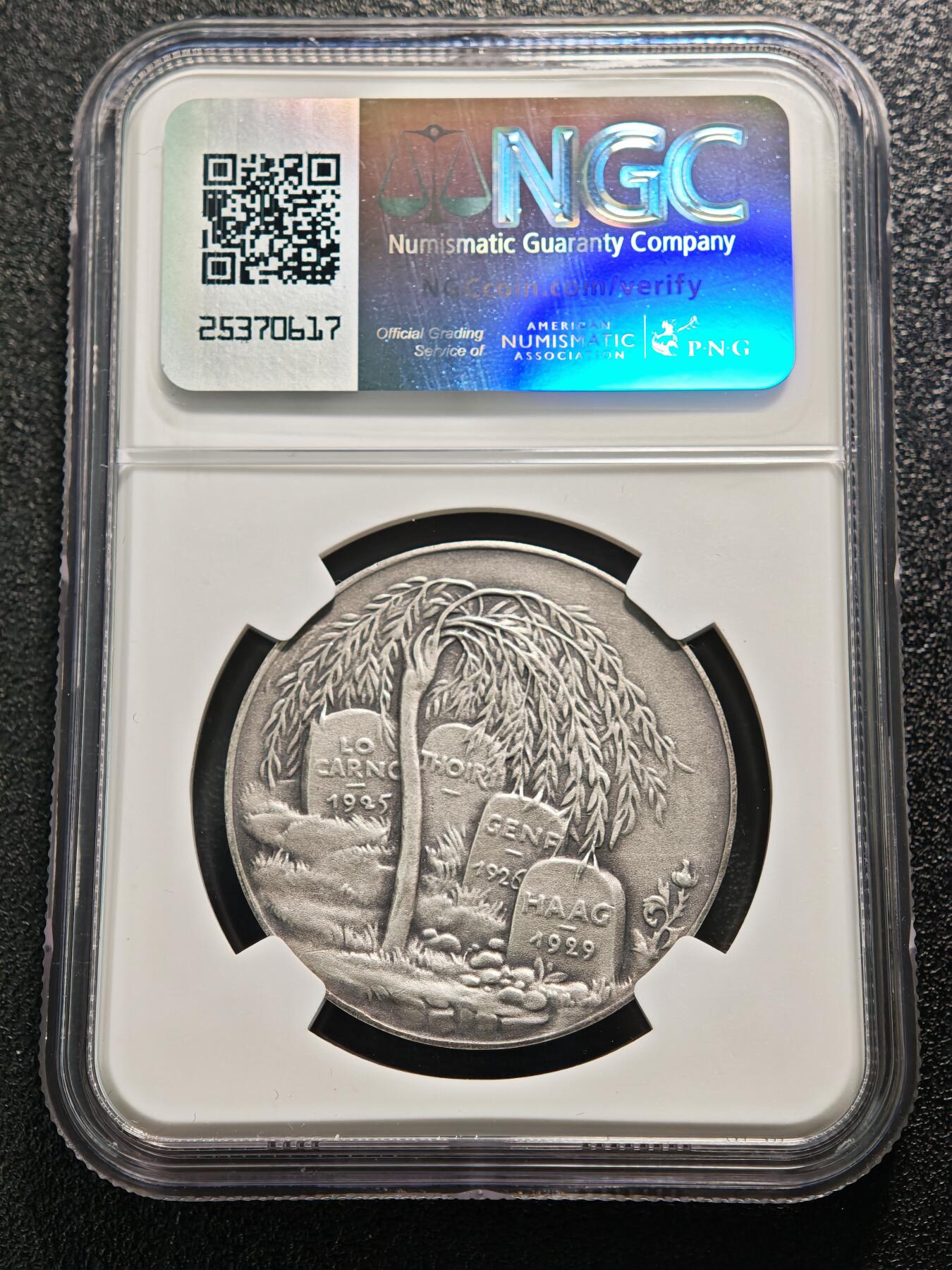 【德藏】世界币章拍卖第161期 1929年 德国魏玛共和国总理及外交部长1926年诺贝尔和平奖获得者古斯塔夫·施特雷泽曼去世纪念银章 名家卡尔歌茨作品 磨砂质感 NGC MS63