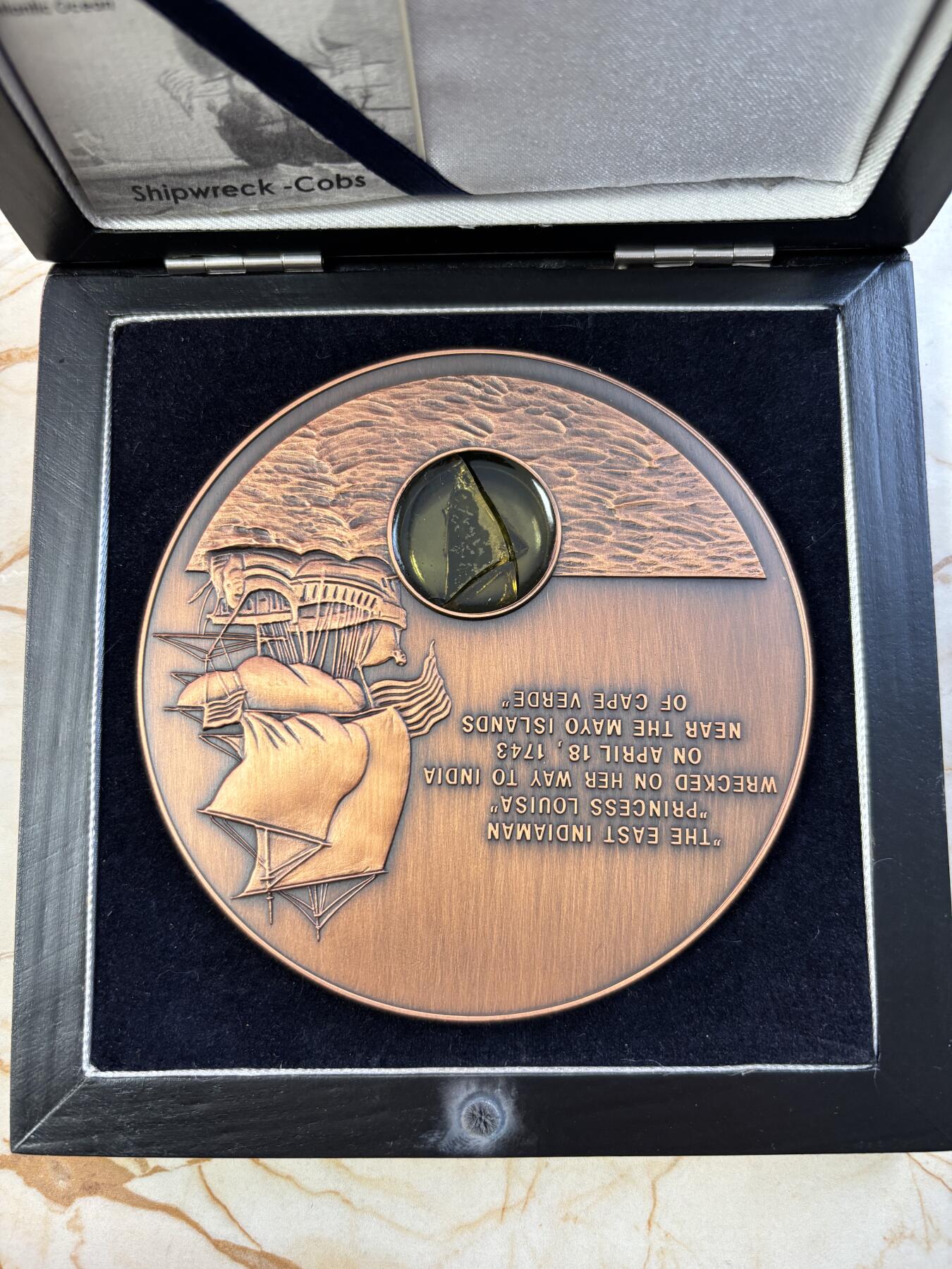 第187期拍卖 利比里亚2001年嵌路易莎公主号沉船碎片纪念大铜币，777克，发行2000枚