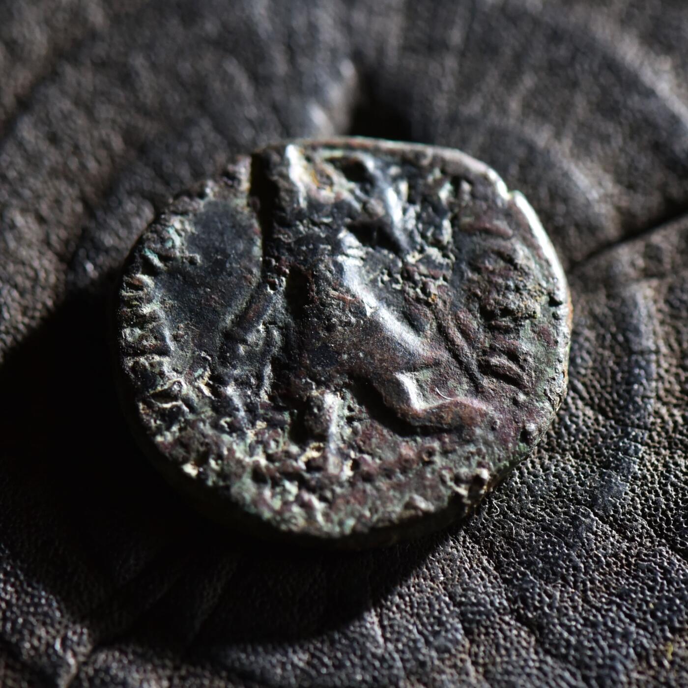 【良泉】【春节前最后一场】2月5日晚19.30点开拍！208组，本场结束后预存钱币的朋友请告知，将连同本场拍品一起邮寄，预祝诸位春节愉快！ 【铭文清晰】【美品】佛教的三大护法王——迦腻色伽一世，公元128-158年【古印度】贵霜王朝“娜娜女神”二德拉克马铜币，8.18克