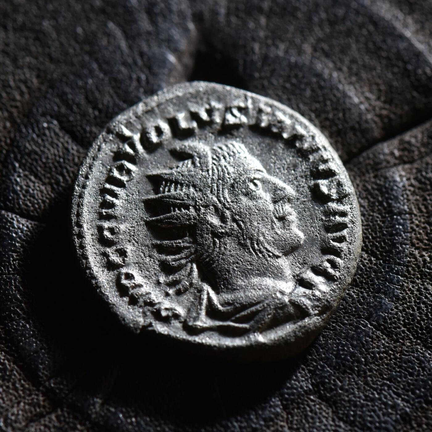 【良泉】【春节前最后一场】2月5日晚19.30点开拍！208组，本场结束后预存钱币的朋友请告知，将连同本场拍品一起邮寄，预祝诸位春节愉快！ 【少见】公元251-253年【古罗马】加卢斯之子——沃鲁西安努斯，背皇帝骑马，铭文ADVENTVS AVG（奥古斯都的驾临。这类铭文是为了纪念皇帝抵达罗马，可能是登基之初，也可能是从远方归来。它们也指皇帝驾临帝国境内的某个城市或行省。）双迪纳里银币，4.75克