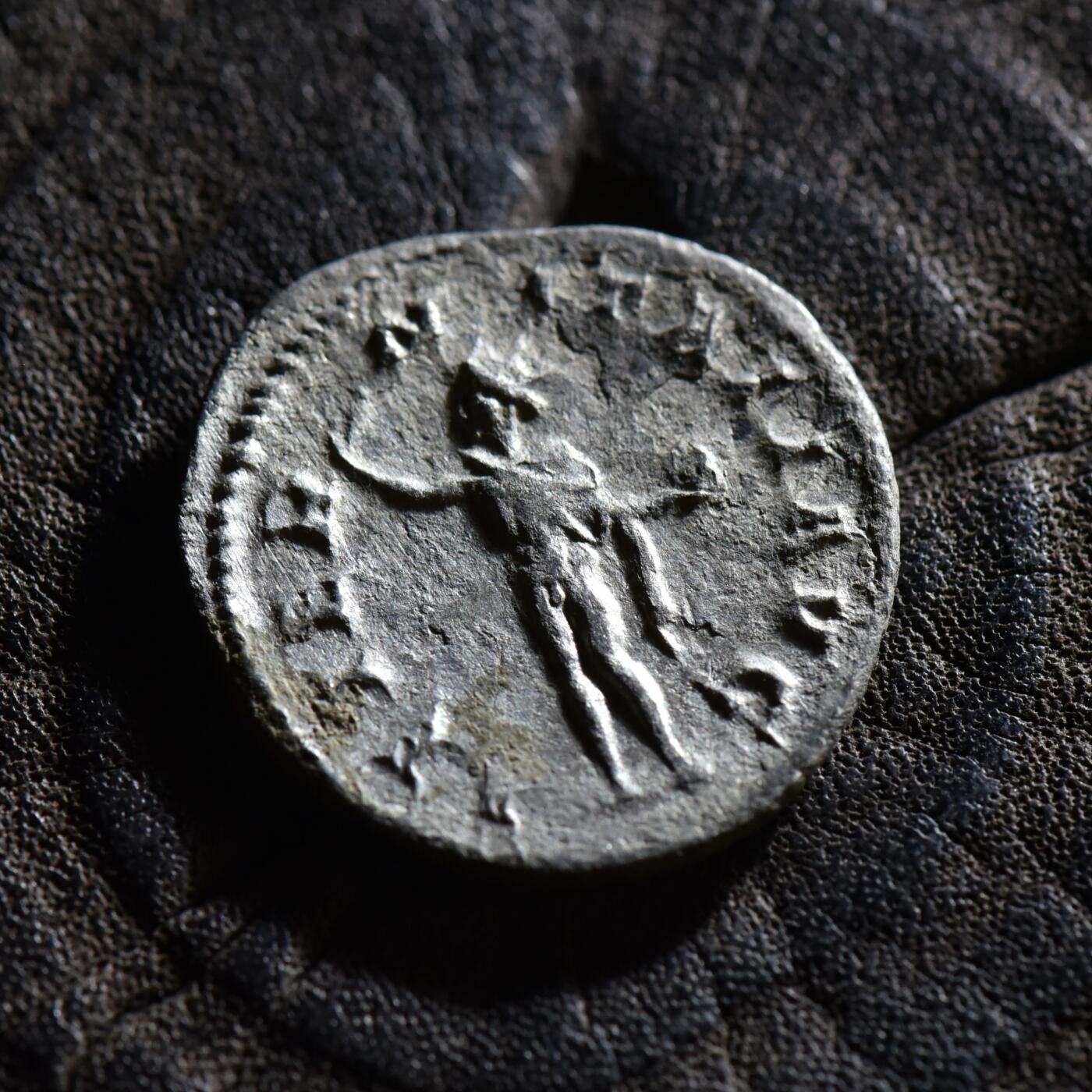 【良泉】【春节前最后一场】2月5日晚19.30点开拍！208组，本场结束后预存钱币的朋友请告知，将连同本场拍品一起邮寄，预祝诸位春节愉快！ 公元238-244年【古罗马】戈尔迪安三世，背太阳神索尔，铭文AETERNITATI AVG（奥古斯都永恒）双迪纳里银币，2.08克