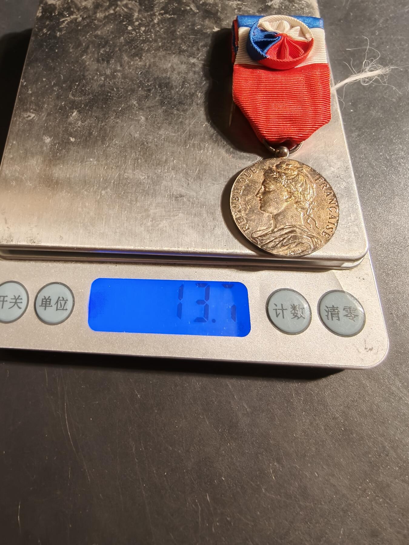 老王徽章第176期 法国金级劳工奖章    1984年   925银镀金    13.7g