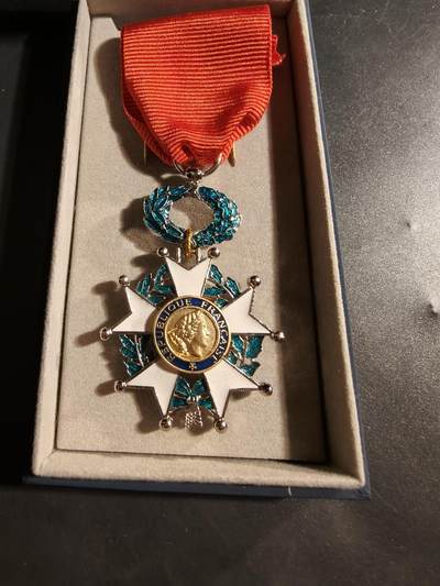 老王徽章第176期 - 法国骑士级荣誉军团勋章    原盒    五共现役版本    连接处断开，为绳子重新捆绑的，介意勿拍