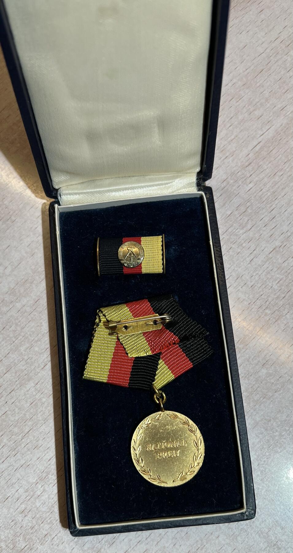 大猫徽章拍卖 第286期 东德国家奖金（军版大挂）