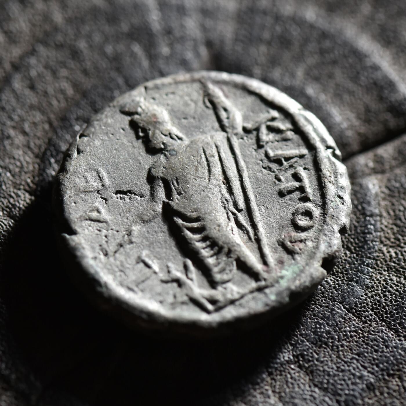 【良泉】【春节前最后一场】2月5日晚19.30点开拍！208组，本场结束后预存钱币的朋友请告知，将连同本场拍品一起邮寄，预祝诸位春节愉快！ 【藏家出品A】非常罕见！公元125-126年，埃及行省，哈德良在位第10年打制，冥神塞拉皮斯，手持权杖，左下角为其神兽地狱三头犬刻耳柏洛斯，四德拉克马，亚历山大港造币厂，11.49克