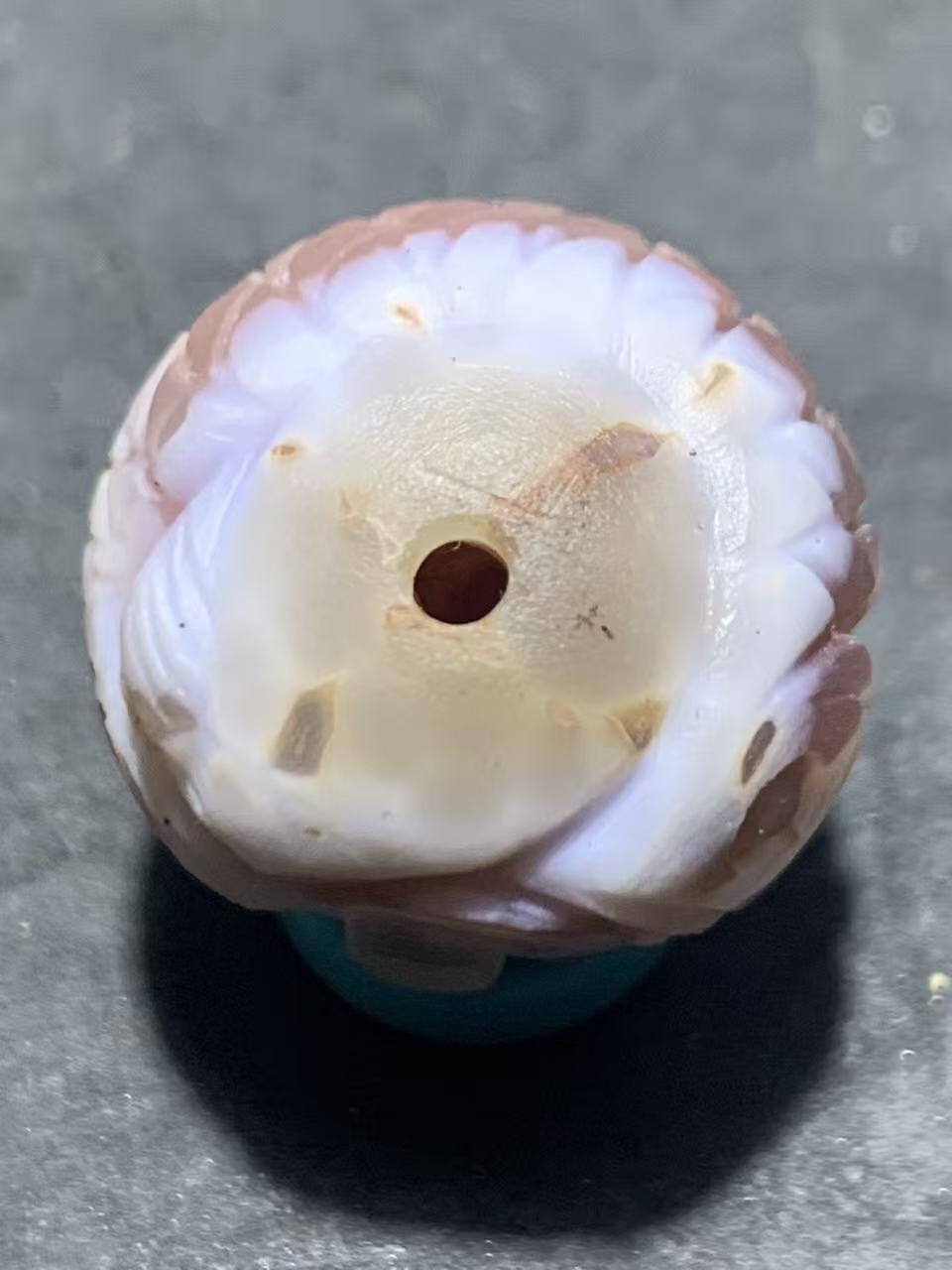 精美亚光战国红玛瑙手工巧雕龙鱼戏珠圆珠一个