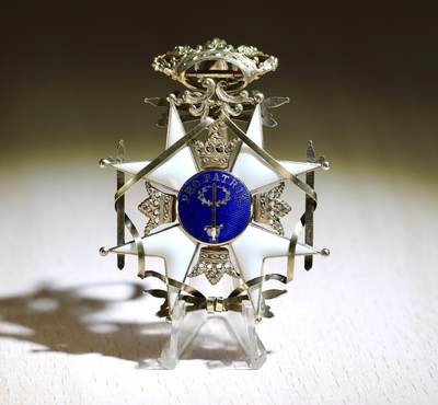 大猫徽章拍卖 第286期 瑞典王国指挥官级宝剑勋章军事版 银质镀金局部珐琅，6点方向珐琅有损（特别容易磕），很少见