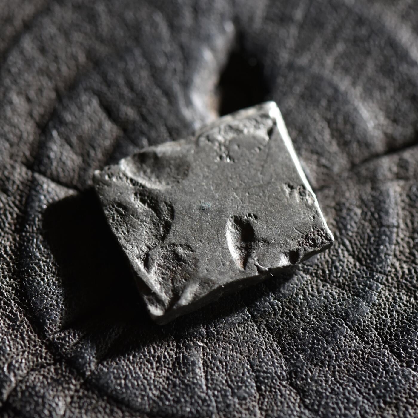 【良泉】【春节前最后一场】2月5日晚19.30点开拍！208组，本场结束后预存钱币的朋友请告知，将连同本场拍品一起邮寄，预祝诸位春节愉快！ 公元前3世纪【古印度】孔雀王朝， 1卡夏帕银币，3.36克