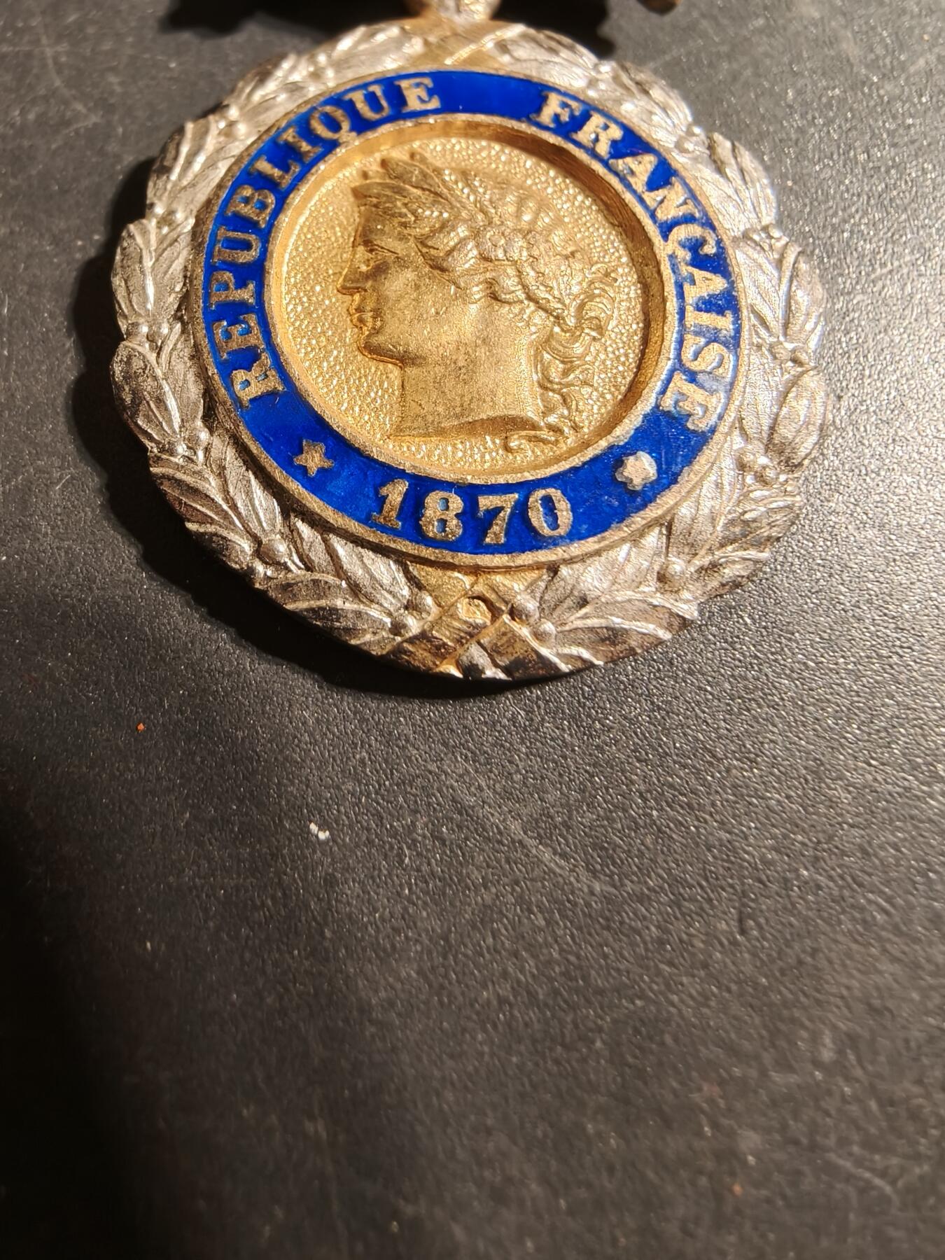 老王徽章第176期 法国军事奖章    三共时期   珠宝商版非常见的铸币局版    950银镀金珐琅    17.8g