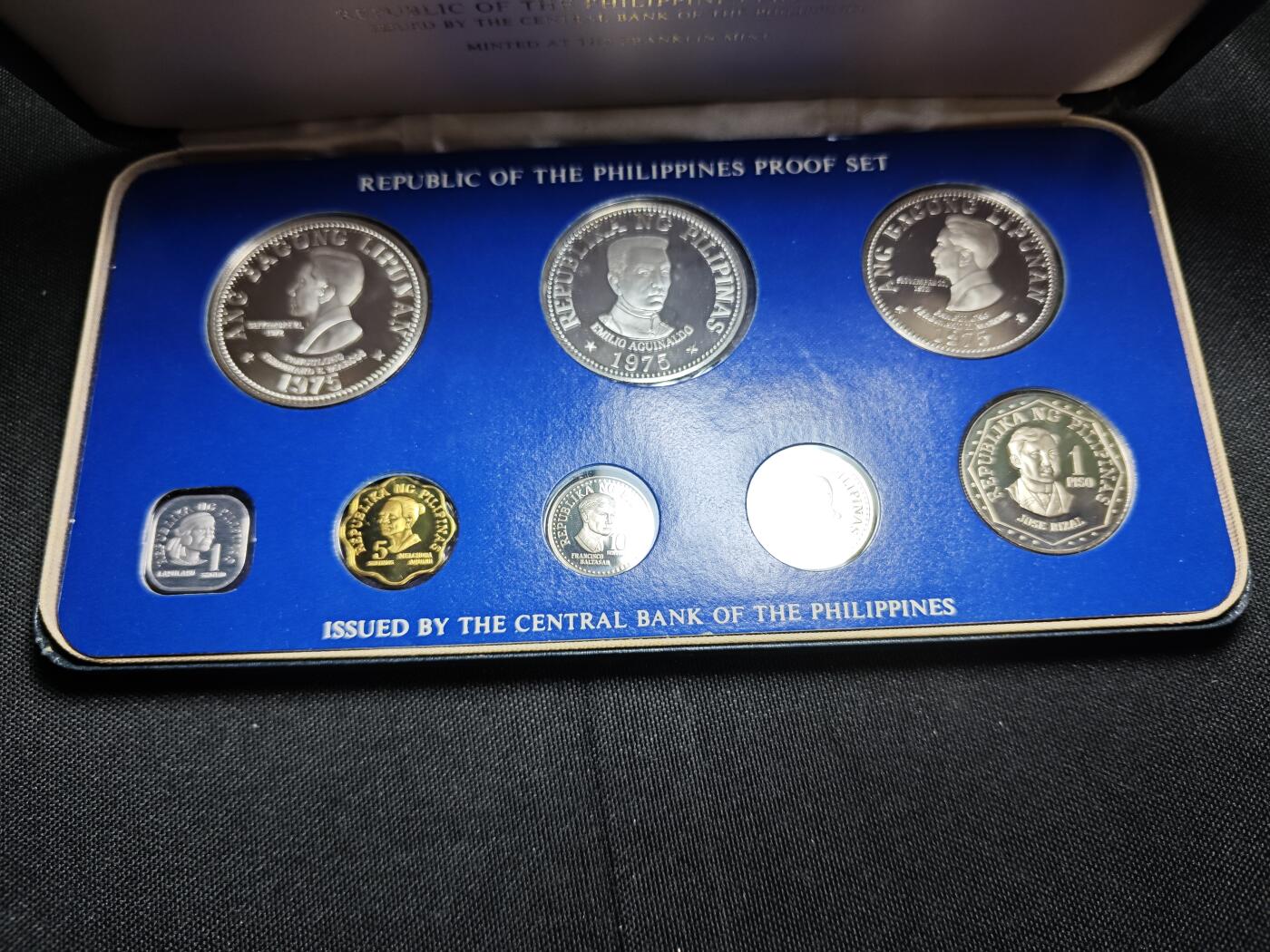 KK钱币收藏小铺  第400期  百期特拍（四拍之四）2月预留时间 周末发货  1975菲律宾大小面值精制套币 含2枚精制银币（50比索27.4克925银，25比索25克500银）
