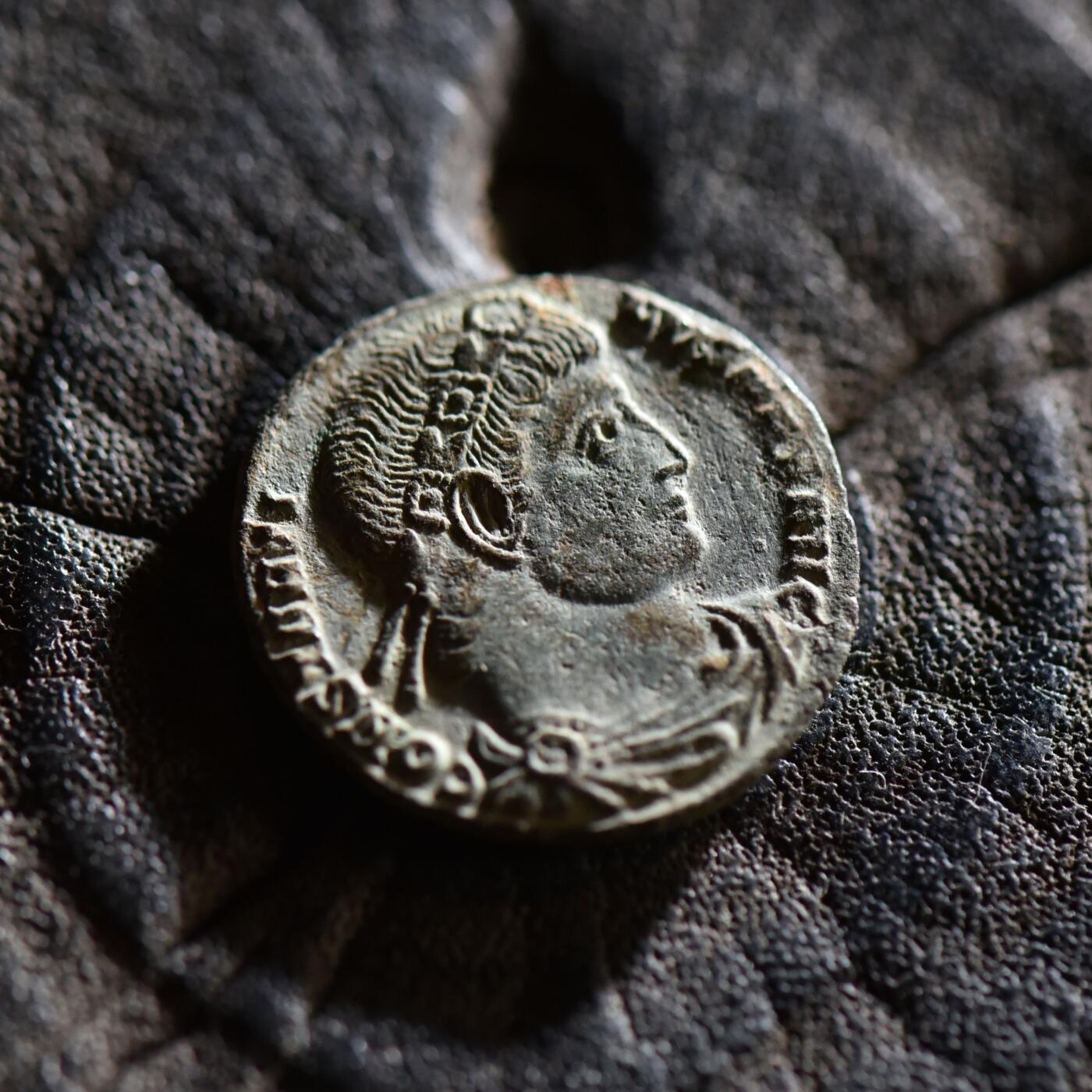 【良泉】【春节前最后一场】2月5日晚19.30点开拍！208组，本场结束后预存钱币的朋友请告知，将连同本场拍品一起邮寄，预祝诸位春节愉快！ 【极美品】【发丝清晰】公元334-335年【古罗马】君士坦丁大帝“MAX奥古斯都”“士兵军旗”铜币，锡斯基亚造币厂，2.72克