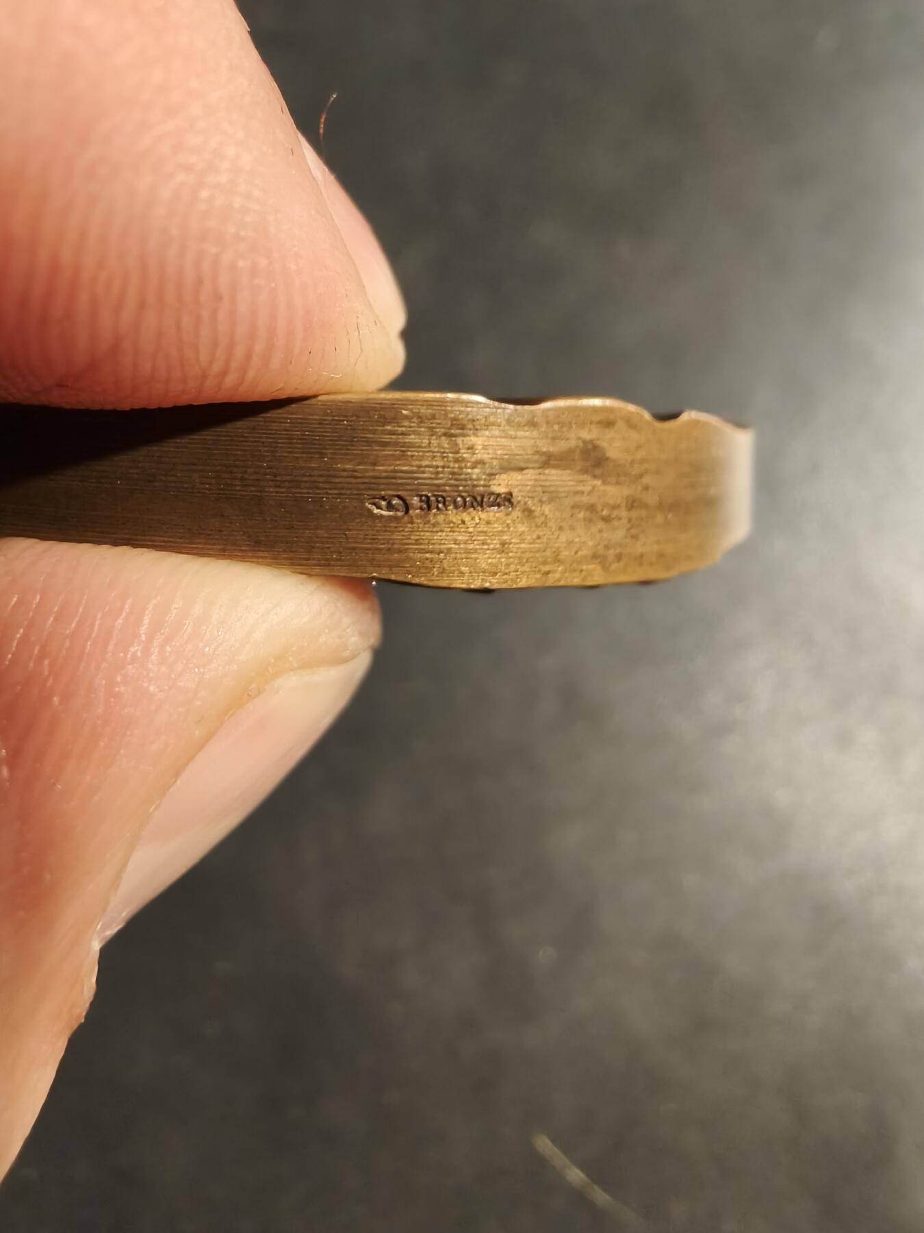 老王徽章第176期 法国航空先驱和飞行员让·梅尔莫兹大铜章     直径59mm     重量123.3g        让·梅尔莫兹（1901-1936）是一位传奇飞行员，以其在航空邮件服务（Aéropostale）中开创性的长途飞行而闻名。 