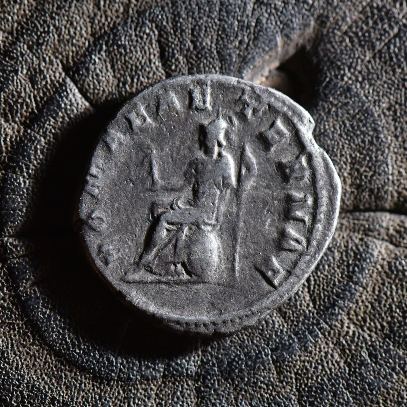 【良泉】【春节前最后一场】2月5日晚19.30点开拍！208组，本场结束后预存钱币的朋友请告知，将连同本场拍品一起邮寄，预祝诸位春节愉快！ 公元238-244年【古罗马】戈尔迪安三世，背罗马女神手持胜利女神，铭文 ROMAE AETERNAE（罗马永恒）双迪纳里银币，3.39克