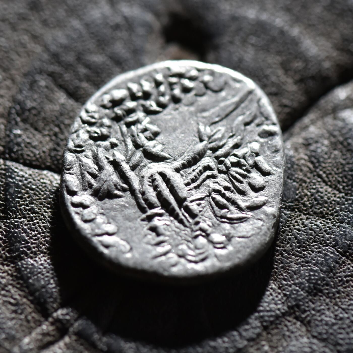 【良泉】【春节前最后一场】2月5日晚19.30点开拍！208组，本场结束后预存钱币的朋友请告知，将连同本场拍品一起邮寄，预祝诸位春节愉快！ 公元前2-公元4年【古波斯】帕提亚，弗拉特斯五世【小弗拉特斯（Phraataces）穆萨女王共治】，一德拉克马银币 ，3.63克