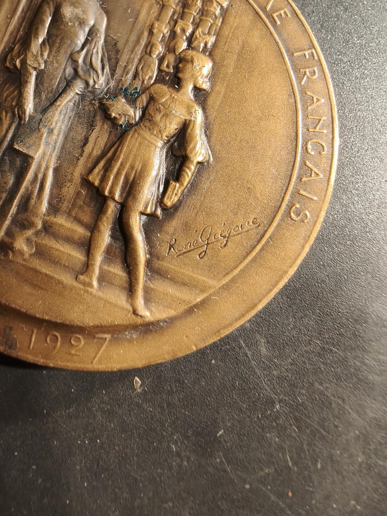 老王徽章第176期 法国浪漫主义运动一百周年大铜章     直径54mm    重量75g     背面雕刻法国著名浪漫主义运动中的作家、画家、雕塑家等，如：维克多·雨果、德拉克罗瓦、阿尔弗雷德·缪塞等