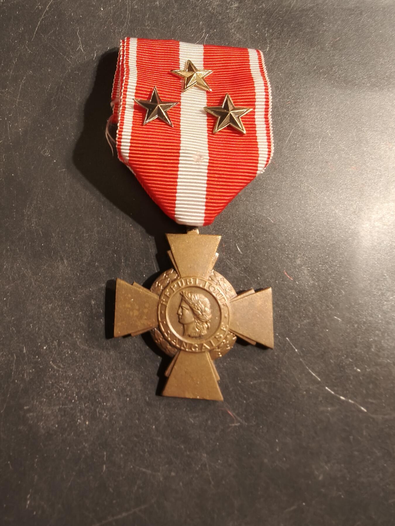 老王徽章第176期 法国海外行动版战斗十字奖章   1金星2铜星勋饰