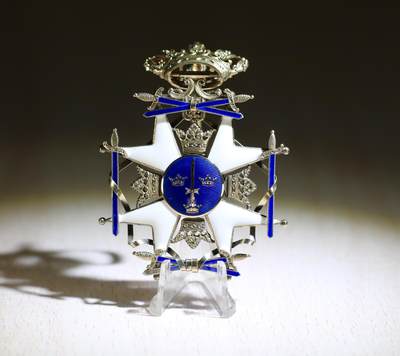 大猫徽章拍卖 第286期 - 瑞典王国指挥官级宝剑勋章军事版 银质镀金局部珐琅，6点方向珐琅有损（特别容易磕），很少见
