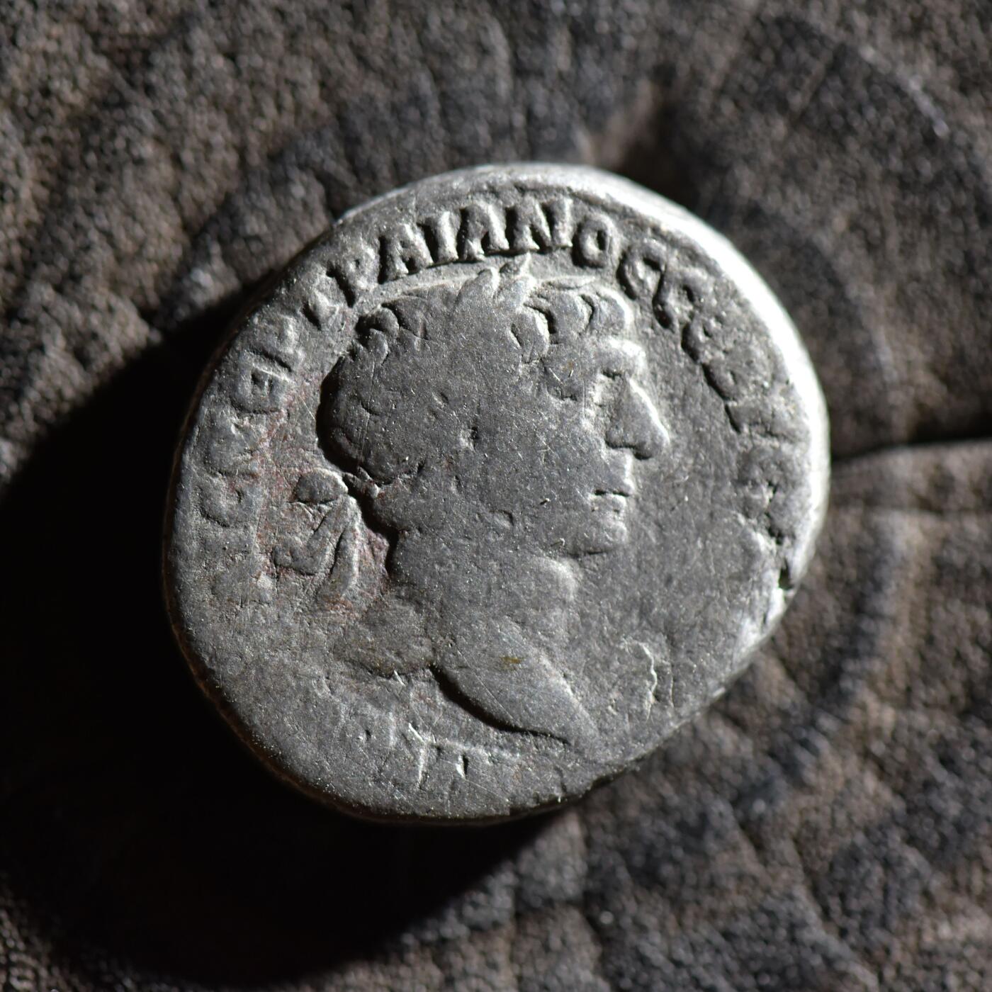 【良泉】【春节前最后一场】2月5日晚19.30点开拍！208组，本场结束后预存钱币的朋友请告知，将连同本场拍品一起邮寄，预祝诸位春节愉快！ 11.14克，公元110-111年【古罗马】图拉真，腓尼基行省推罗城打制“立鹰”四德拉克马银币