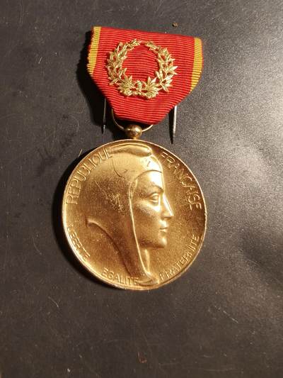 老王徽章第176期 - 法国金级东方工业协会奖章    950银镀金    42.8g