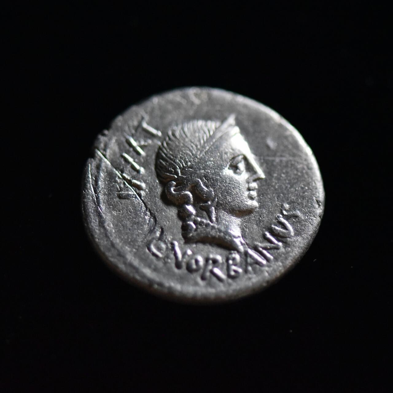 【良泉】【春节前最后一场】2月5日晚19.30点开拍！208组，本场结束后预存钱币的朋友请告知，将连同本场拍品一起邮寄，预祝诸位春节愉快！ 【极美品！】公元前83年【古罗马·共和时期】打制，爱与美之神—维纳斯，第纳尔银币，3.69克