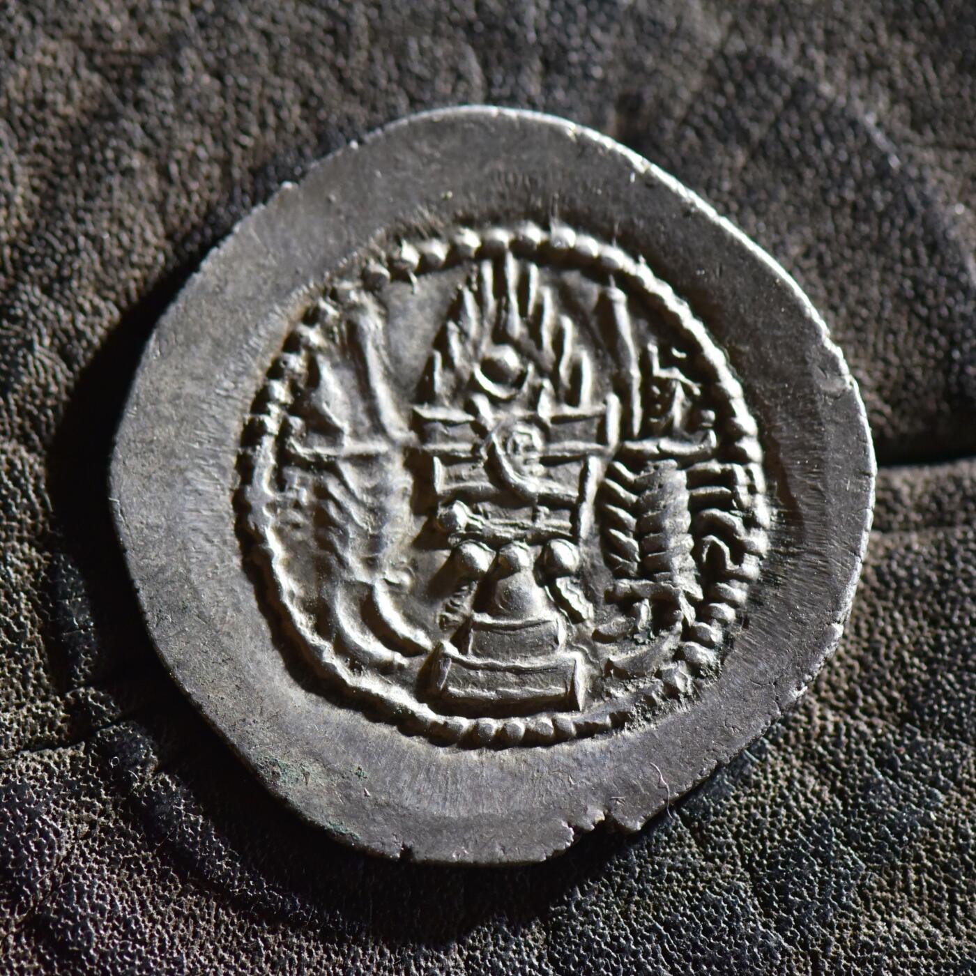 【良泉】【春节前最后一场】2月5日晚19.30点开拍！208组，本场结束后预存钱币的朋友请告知，将连同本场拍品一起邮寄，预祝诸位春节愉快！ 【极美品】公元420-438年【波斯帝国】萨珊王朝，瓦赫兰五世【祭火坛头像版】一德拉克马，4.17克