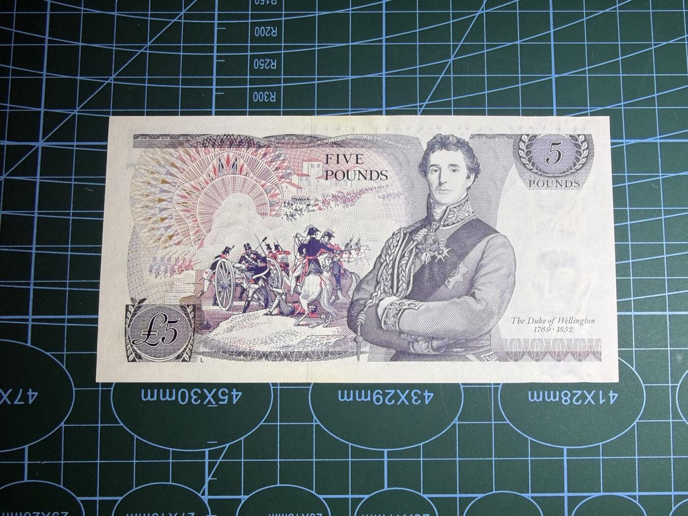 【炜奕收藏】，第五十六期，大不列颠专场 英国D序列5镑，UNC品相，EZ末冠，号码无47，末冠价值远高于普通冠