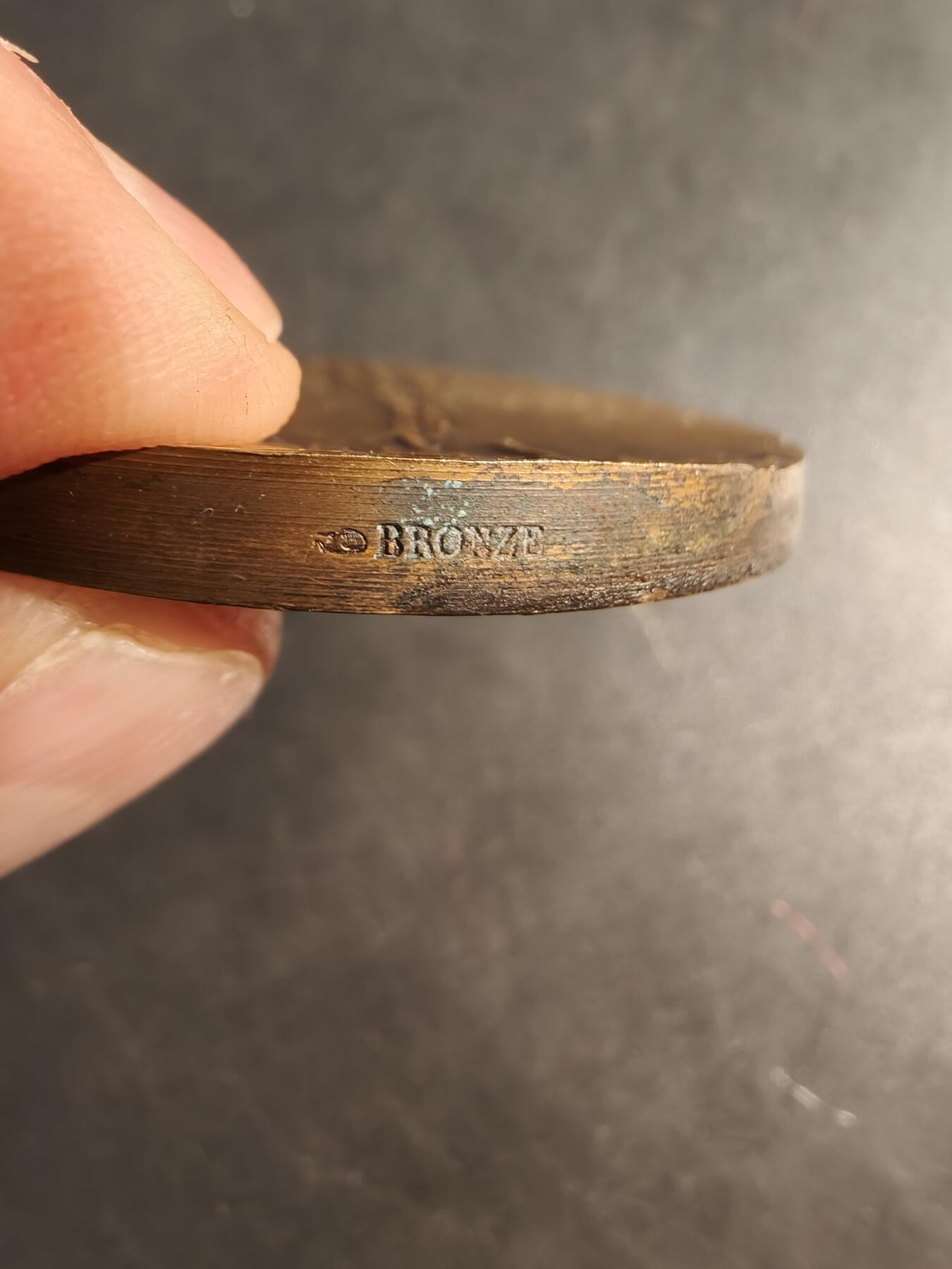 老王徽章第176期 法国浪漫主义运动一百周年大铜章     直径54mm    重量75g     背面雕刻法国著名浪漫主义运动中的作家、画家、雕塑家等，如：维克多·雨果、德拉克罗瓦、阿尔弗雷德·缪塞等