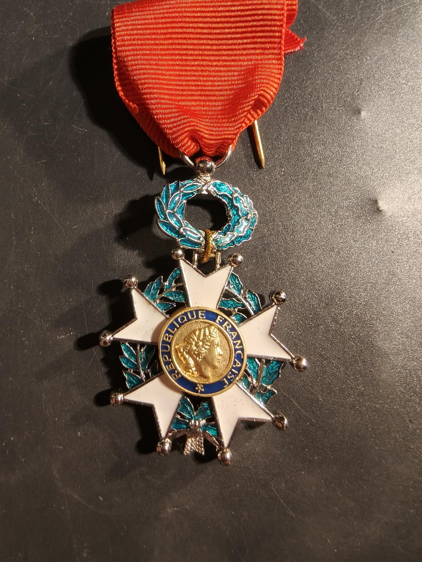 老王徽章第176期 法国骑士级荣誉军团勋章    原盒    五共现役版本    连接处断开，为绳子重新捆绑的，介意勿拍