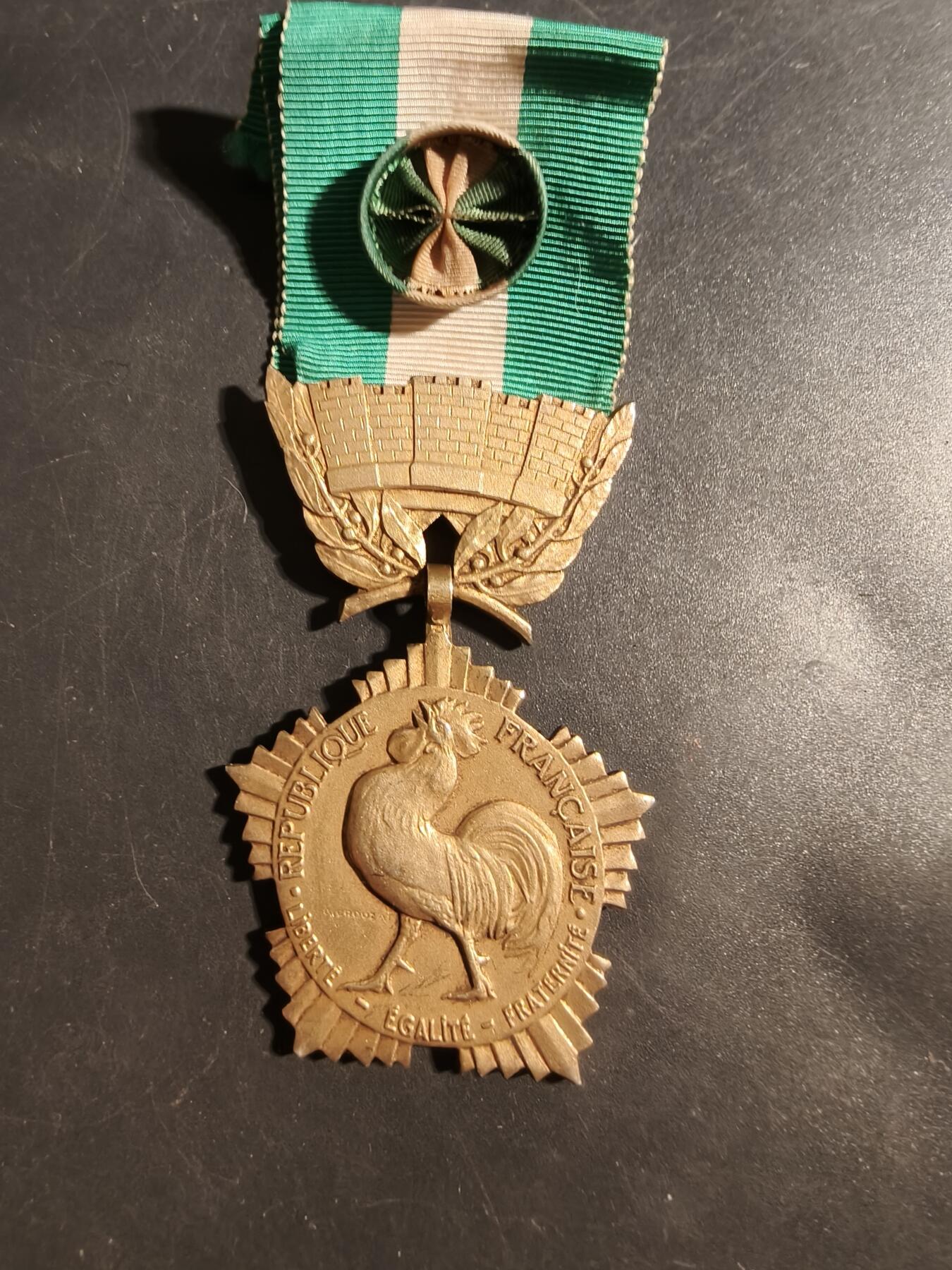 老王徽章第176期 法国金级地方嘉奖奖章    950银镀金    33.3g