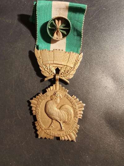 老王徽章第176期 - 法国金级地方嘉奖奖章    950银镀金    33.3g