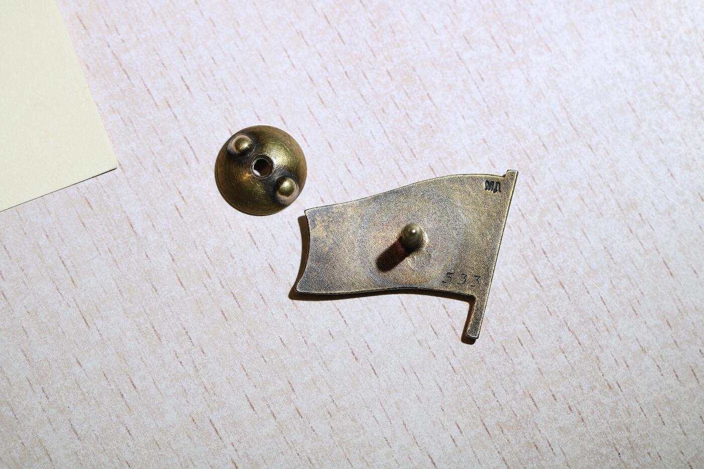 大猫徽章拍卖 第286期 苏联最高苏维埃第3届代表证章533号，带照片，资料